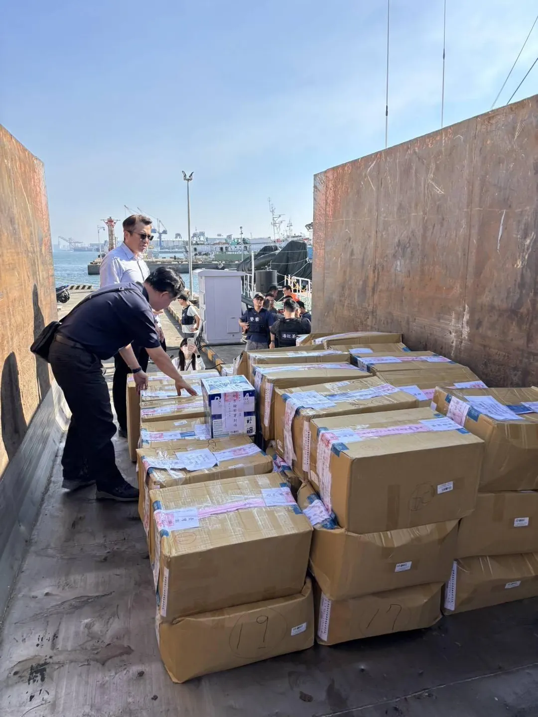 澎湖地檢署將查獲的900多公斤愷他命毒品，運到高雄銷毀。（圖／高雄地檢署提供）