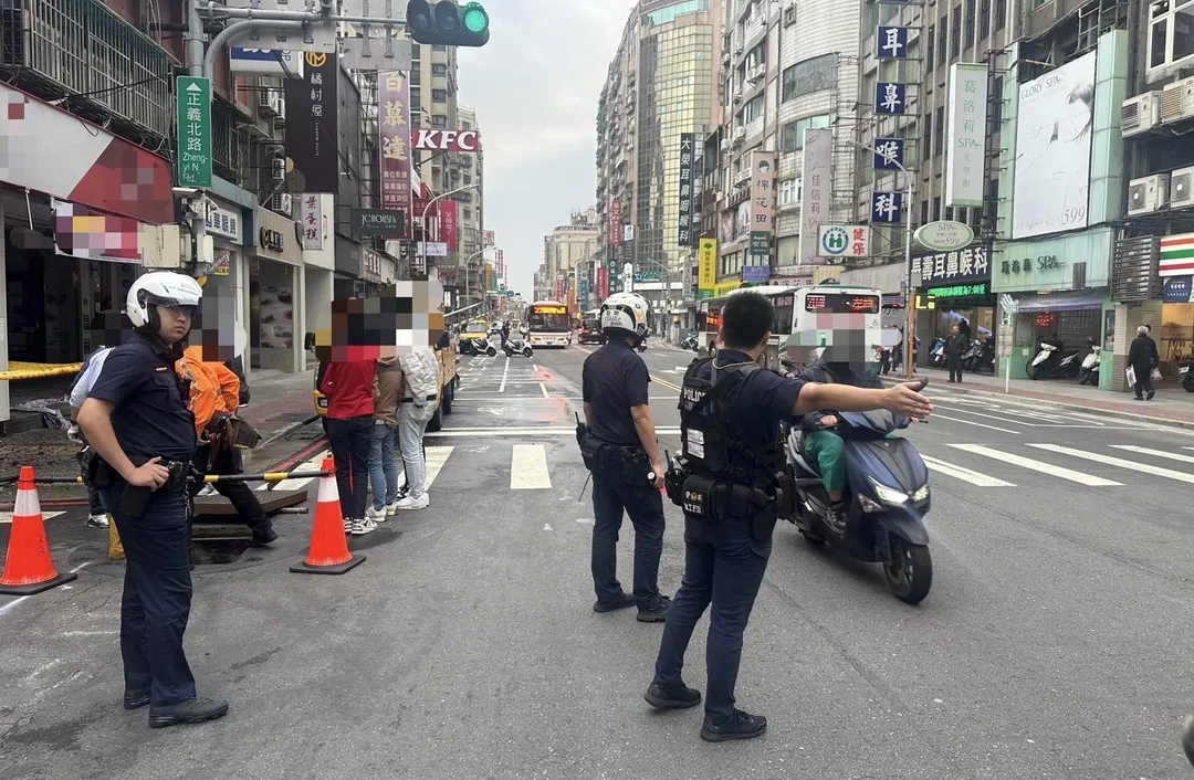 警方協助交管疏導車流。（圖／翻攝畫面）