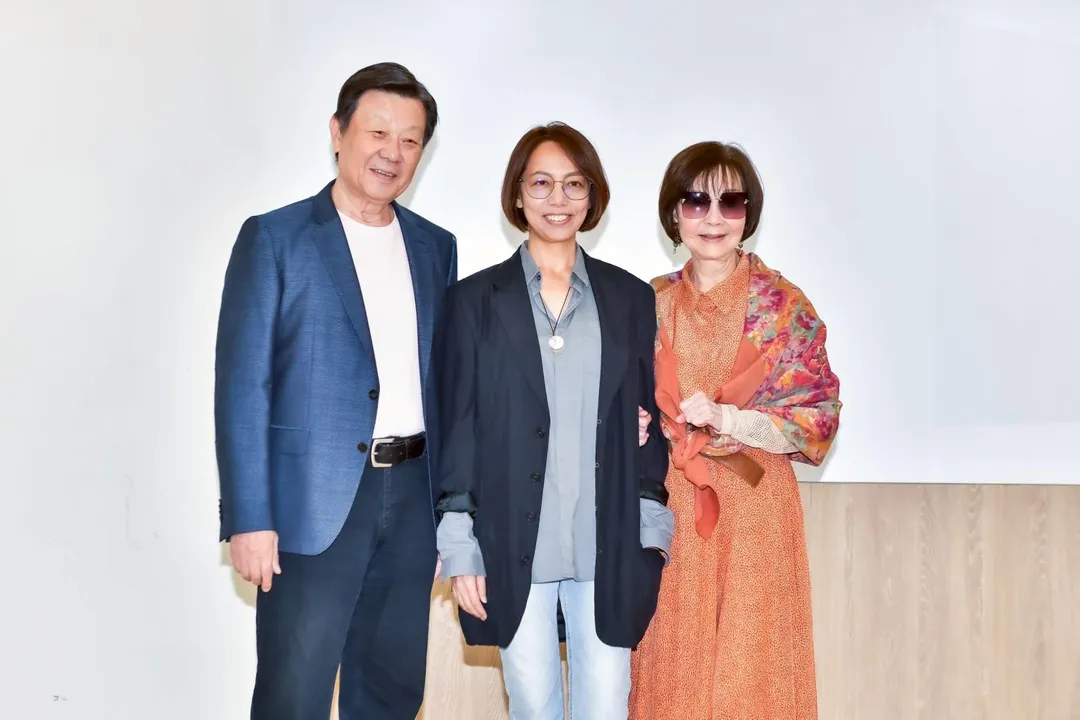 導演宋康欣（中）透露，歸亞蕾（右）看完劇本後，只花了3天就點頭答應拍攝。（圖／光譜映像 提供）