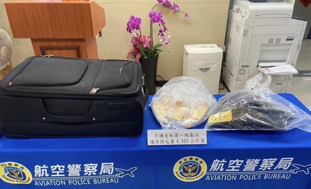 海關與航警在行李箱發現毒品。（圖／翻攝畫面）