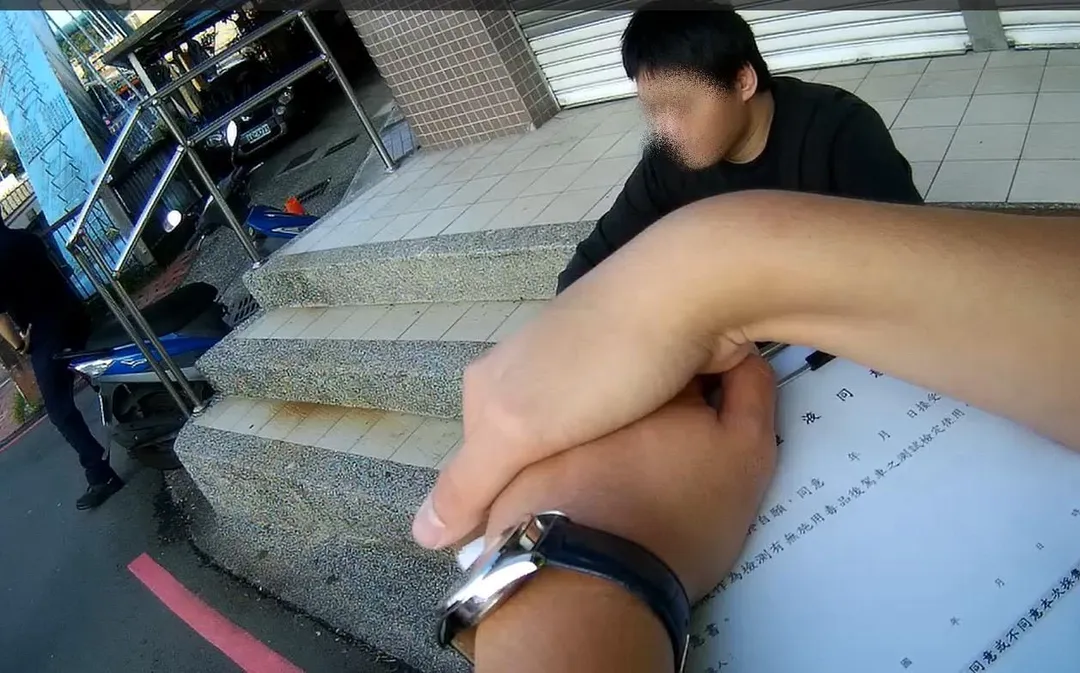 男子堅持拒絕接受毒品唾液篩檢。（圖／翻攝畫面）
