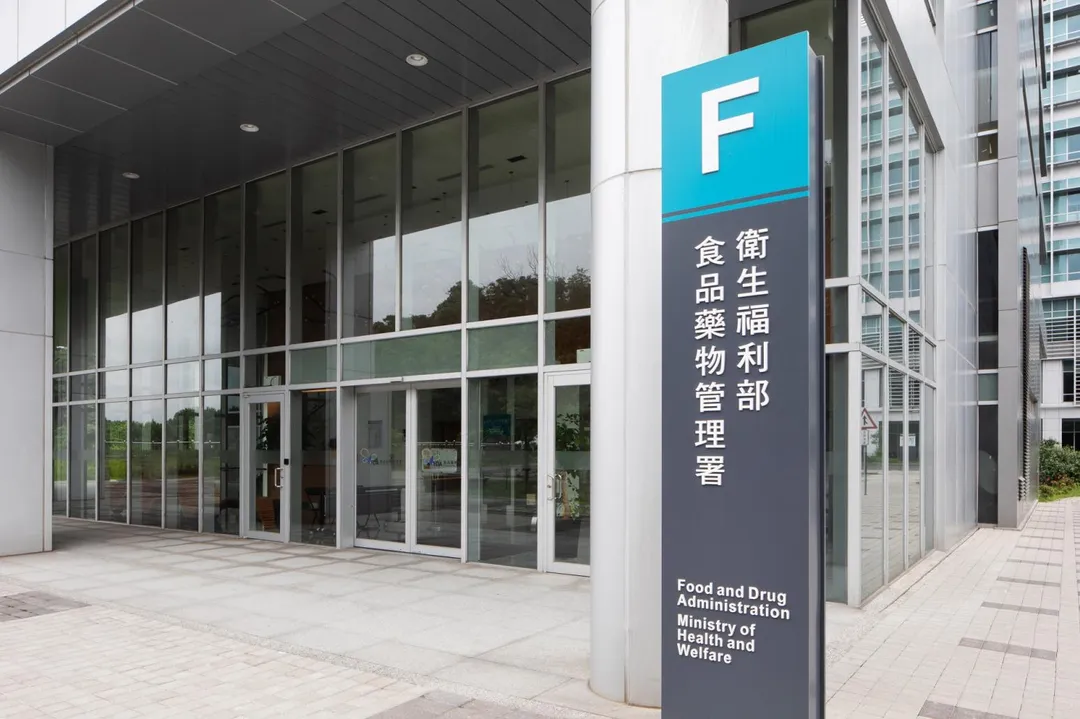 食藥署表示，《藥事法》第6條之1授權中央衛生主管機關可視管理需要，不定期調整應建立追溯或追蹤系統的藥品類別，目的在於加強藥品流向及使用管理，防止藥品流入非法供應鏈或遭到濫用。（示意圖／AI生成）