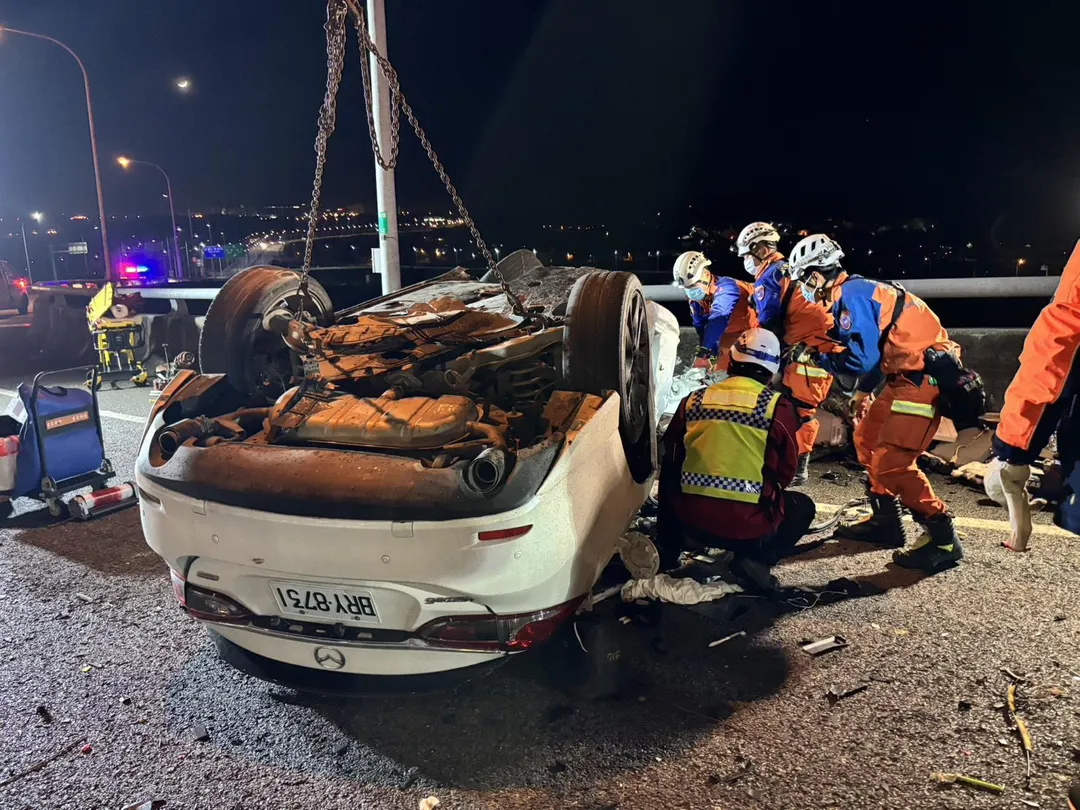 苗栗銅鑼交流道南下路段,晚間發生一起嚴重翻車車禍。(圖/苗栗縣消防局提供)