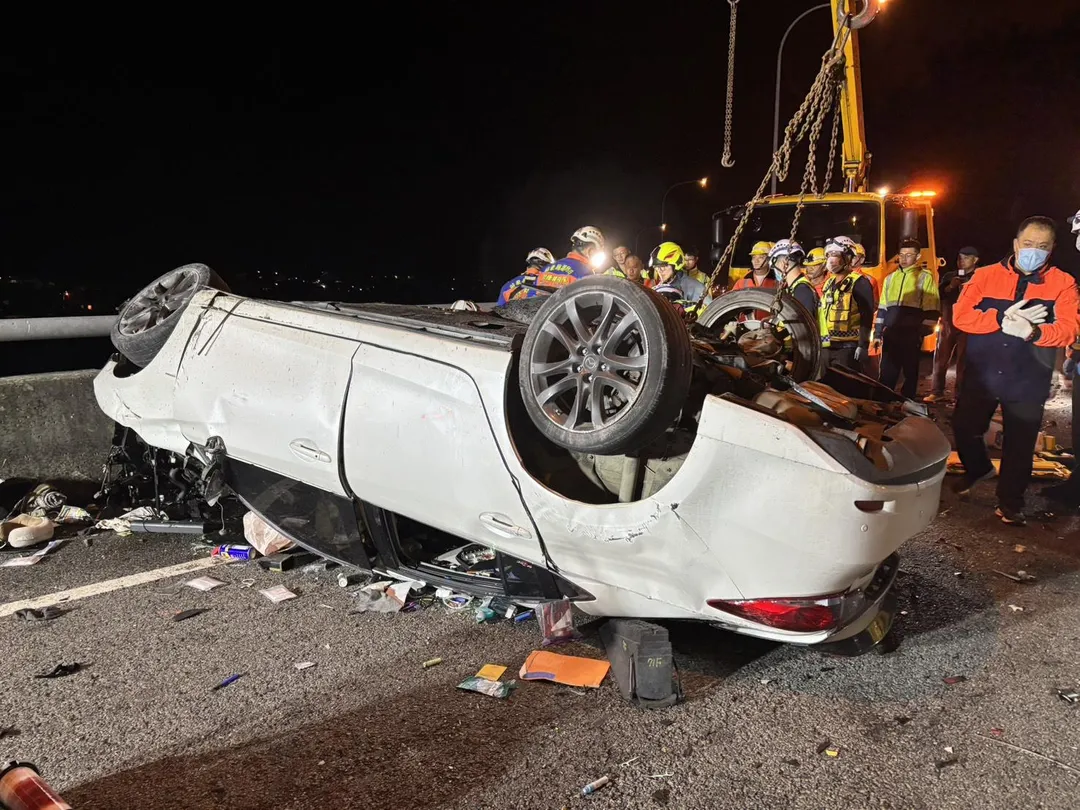 苗栗銅鑼交流道南下路段,晚間發生一起嚴重翻車車禍,現場一片狼藉。(圖/苗栗縣消防局提供)