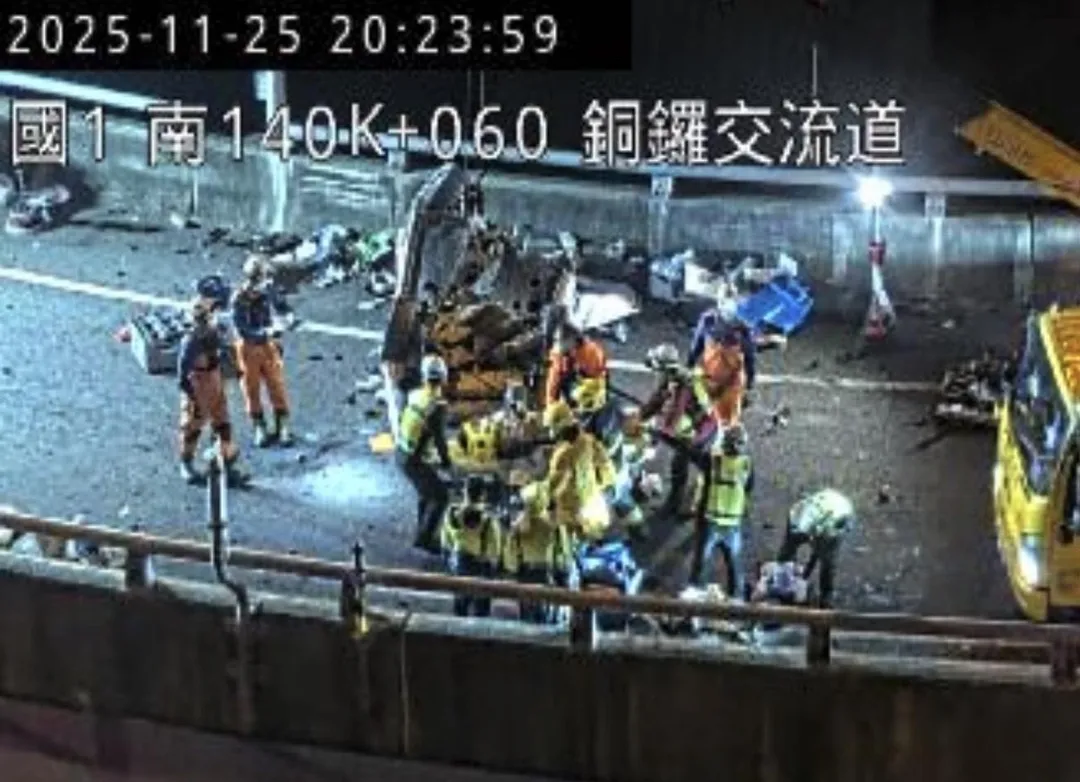 苗栗銅鑼交流道南下路段,晚間發生一起嚴重翻車車禍。(圖/台南道路救援張家班提供)
