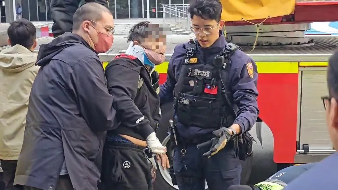 該名毒蟲被抓下來逮捕。（圖／中天新聞）