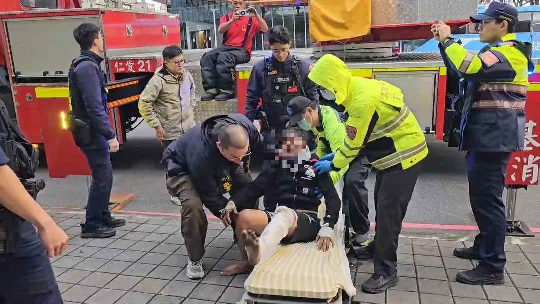 該名毒蟲被抓下來逮捕。（圖／中天新聞）