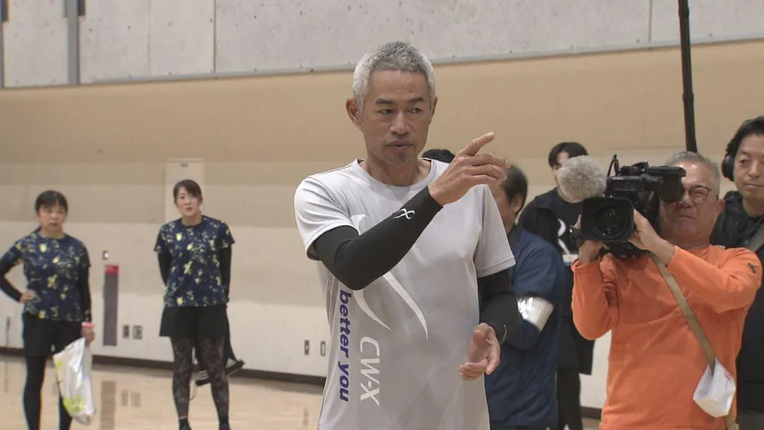 鈴木一朗因無法親自示範動作向學生們道歉。（圖／翻攝自日本電視台）