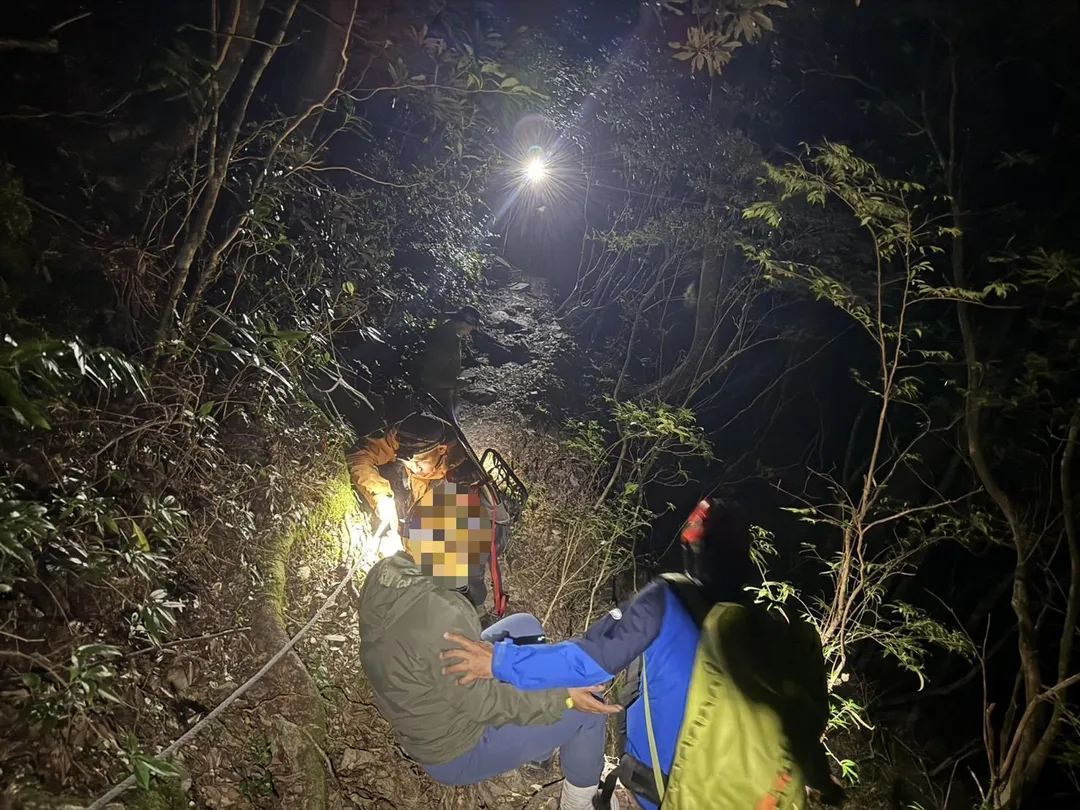 救難人員與傷者接觸後確認右腳踝骨折情形。（圖／屏東縣政府消防局提供）