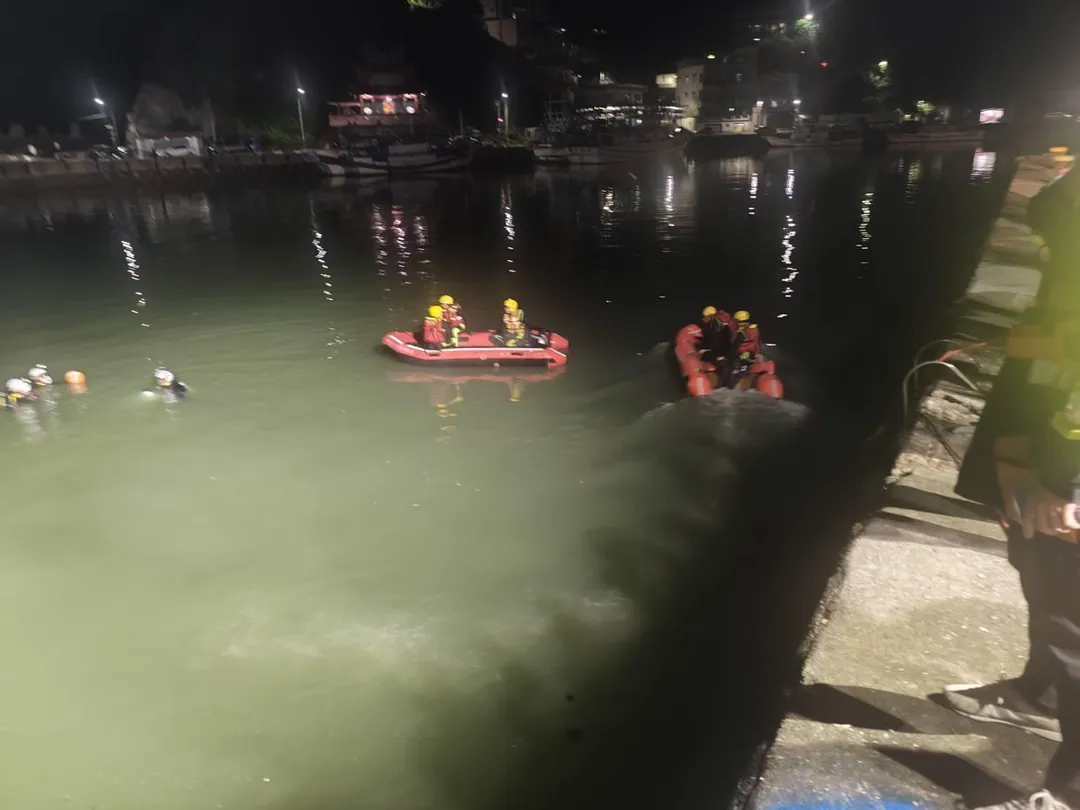 消防隊跟海巡合力搜救畫面。（圖／翻攝畫面）