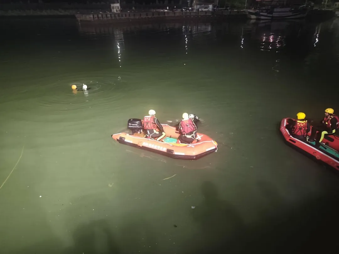 消防隊跟海巡合力搜救畫面。（圖／翻攝畫面）