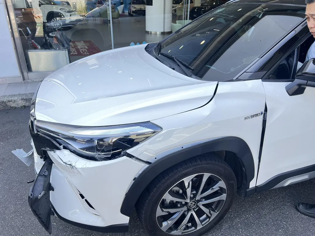 休旅車被巨型傳動軸砸到,車頭損毀。(圖 /翻攝畫面)