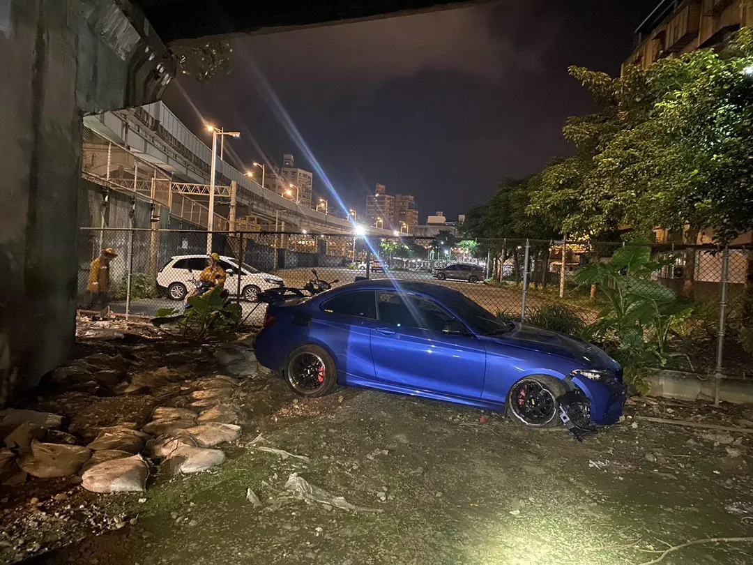 黃男的車嚴重受損。（圖／警方提供）