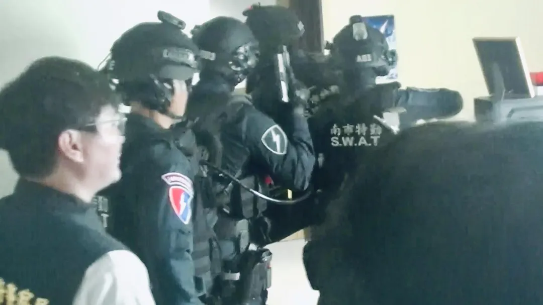 警方攻堅。（圖／警方提供）