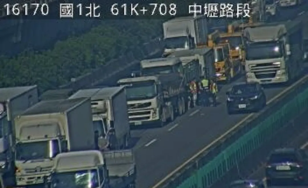 事故造成該路段嚴重回堵。（圖／翻攝自國道公路即時網）