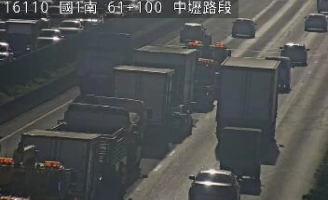國道一號南下中壢路段61.3K處發生嚴重車禍。（圖／翻攝自國道公路即時網）