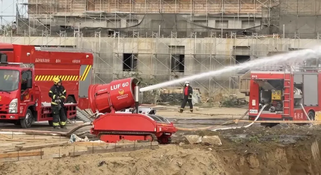 消防局現場持續灑水灌救。（圖／翻攝畫面）