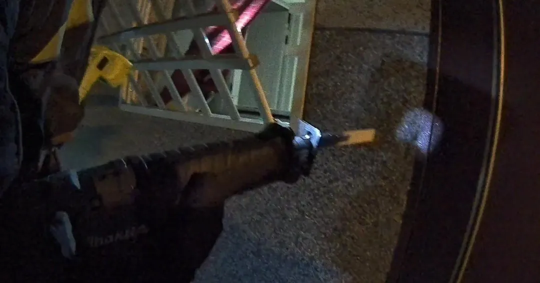 花蓮一名男子深夜情緒失控，將大門反鎖，持刀插進胸口，警消緊急救援。（圖／花蓮縣消防局提供）