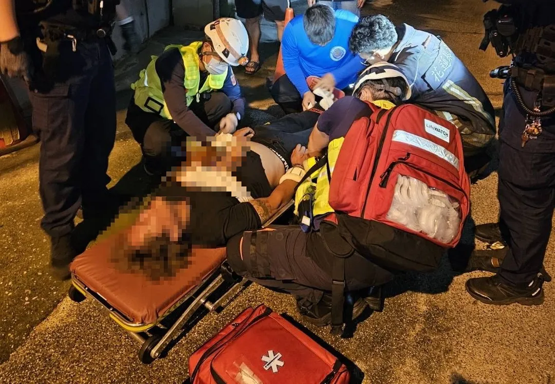 花蓮一名男子深夜情緒失控，將大門反鎖，持刀插進胸口，警消緊急救援。（圖／花蓮縣消防局提供）