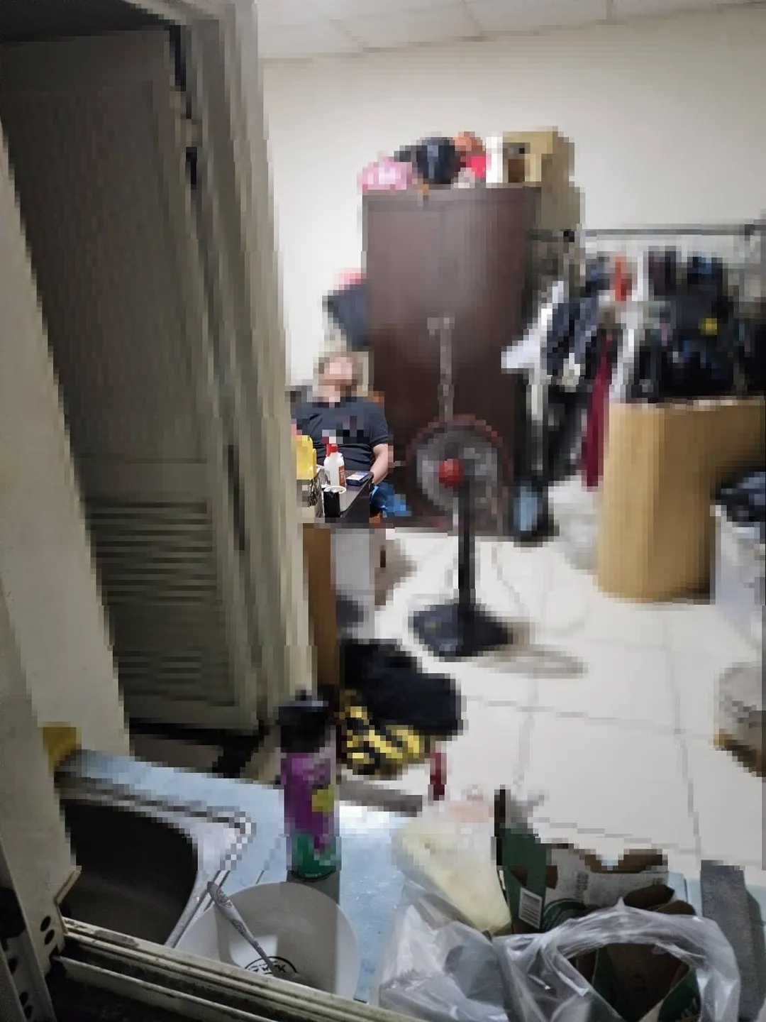 花蓮一名男子深夜情緒失控，將大門反鎖，持刀插進胸口，警消緊急救援。（圖／花蓮縣消防局提供）