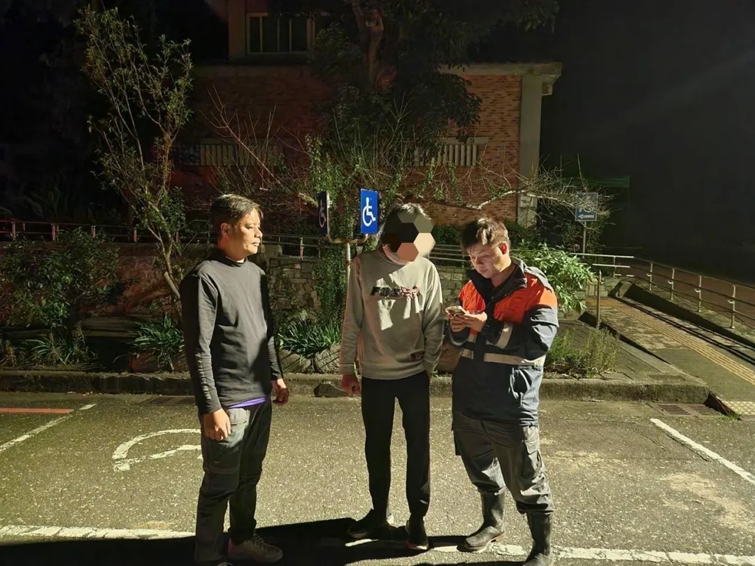 一名山友昨（25）日獨自攀登花蓮縣瓦拉米步道，因輕裝入山且未攜帶通訊設備而失聯，所幸被搜救隊員尋獲。（圖／花蓮縣消防局提供）