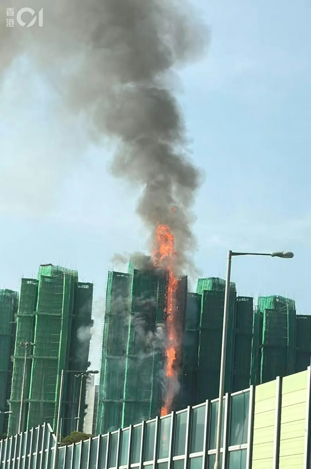 民眾經過事發地拍到建物火苗狂燒的駭人畫面。（圖／香港01）