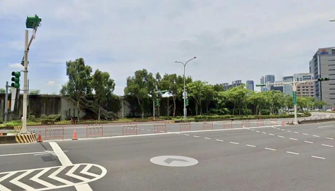 內湖堤頂大道二段與瑞光路358巷口柵欄將撤除。（圖／翻攝畫面）