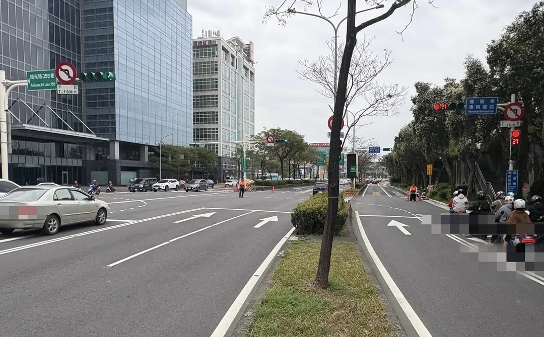 堤頂大道二段與瑞光路358巷口（北往南）禁止左轉（平日7-10時）除外 。（圖／翻攝畫面）