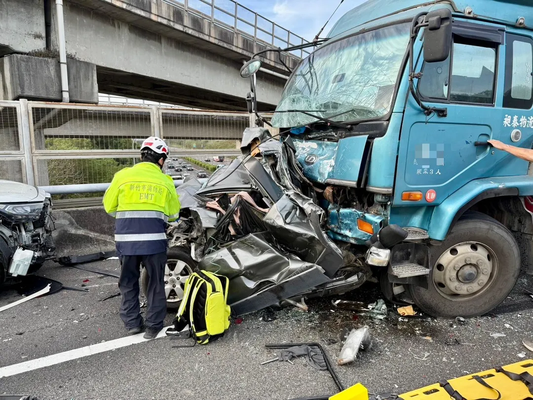 有車當場被撞成一團鐵球。（圖／中天新聞）