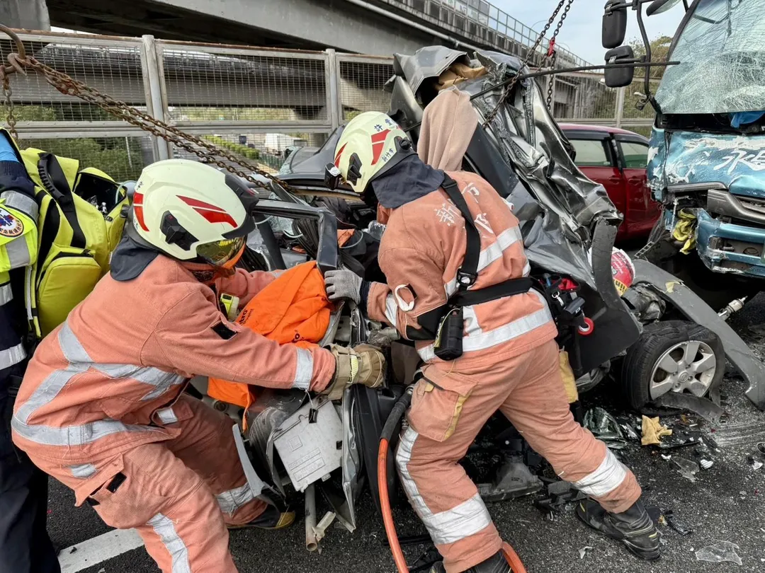 警消救人畫面。（圖／中天新聞）