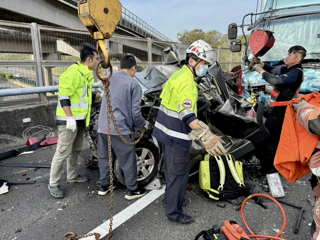 警消救人畫面。（圖／中天新聞）