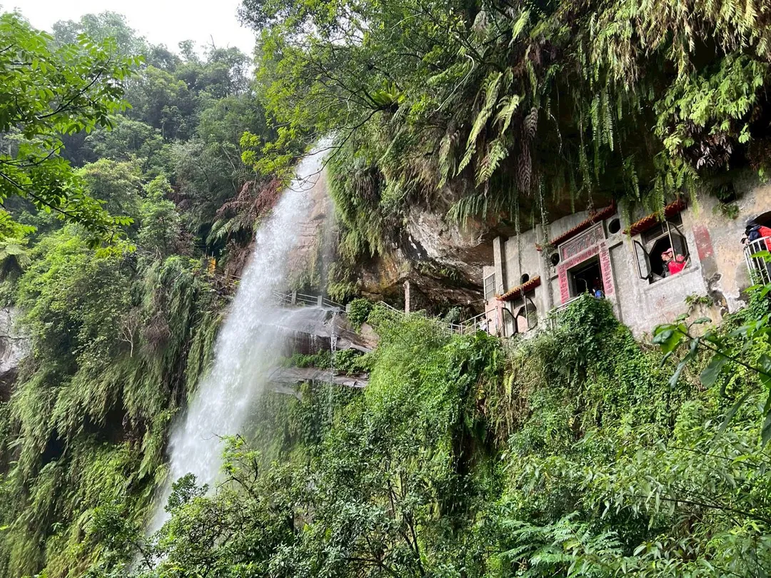 銀河洞瀑布自岩壁傾瀉而下，水勢壯觀，構成步道上的特色景觀。（圖／新北觀光局提供）