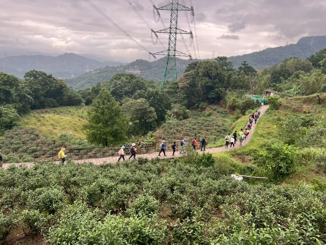 銀河洞越嶺步道路面平整寬敞，適合團體健行與賞景。（圖／新北觀光局提供）