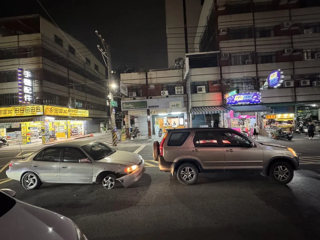 43歲李姓男駕駛輪胎掉了還繼續開。（圖／警方提供）