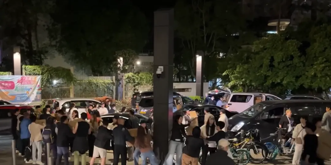 網友拍下民眾在大埔東昌街社區會堂大樓外運送、搬運物資的過程。（圖／翻攝Threads@sl.hike）
