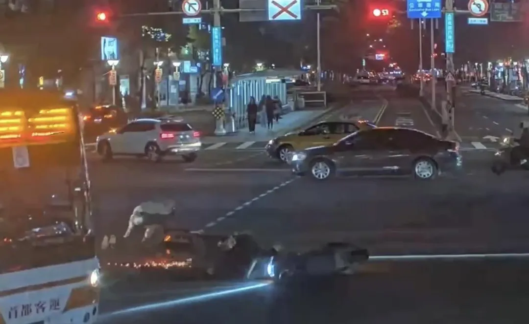 車禍瞬間機車摩擦地面噴出火花騎士跳車。（圖／翻攝畫面）