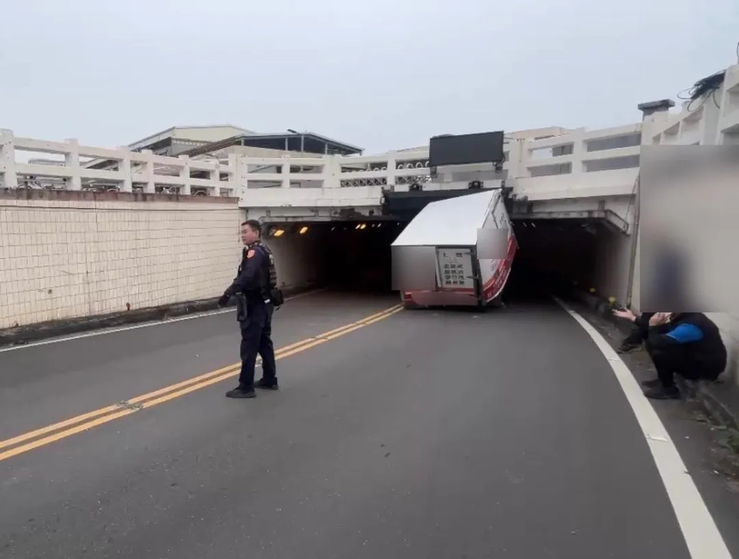 高雄小貨車闖地下道導致車斗卡橋解體。（圖／警方提供）