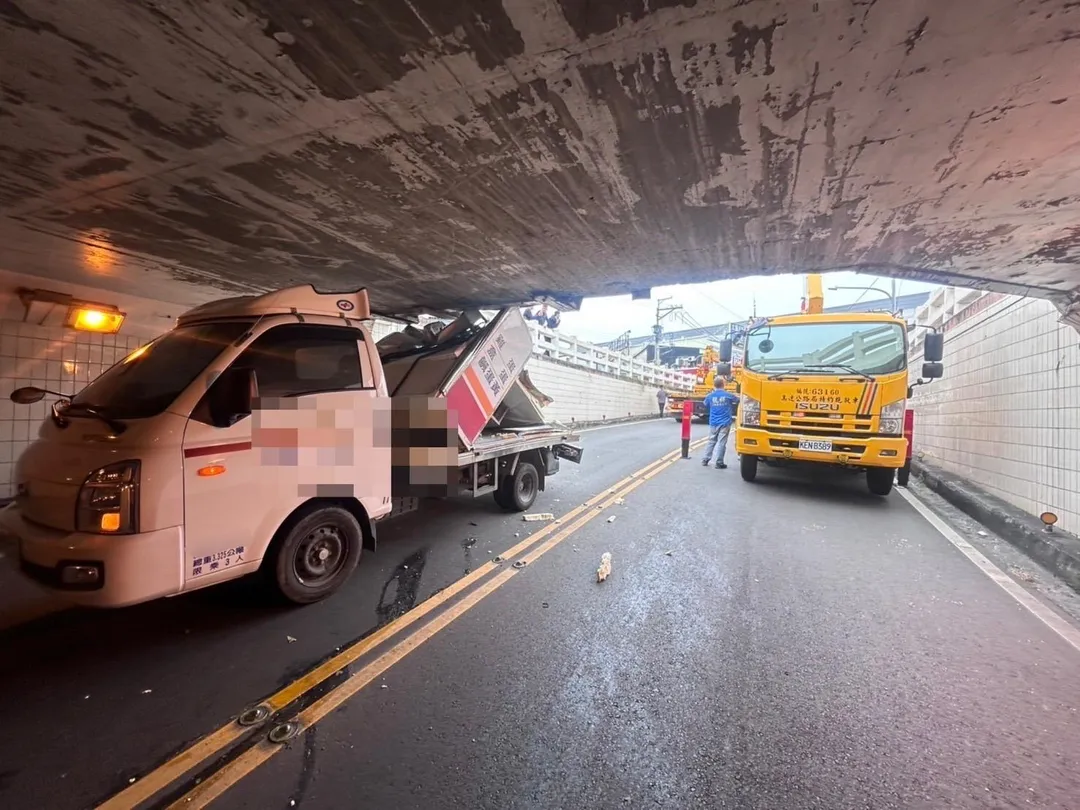 高雄小貨車闖地下道導致車斗卡橋解體。（圖／警方提供）