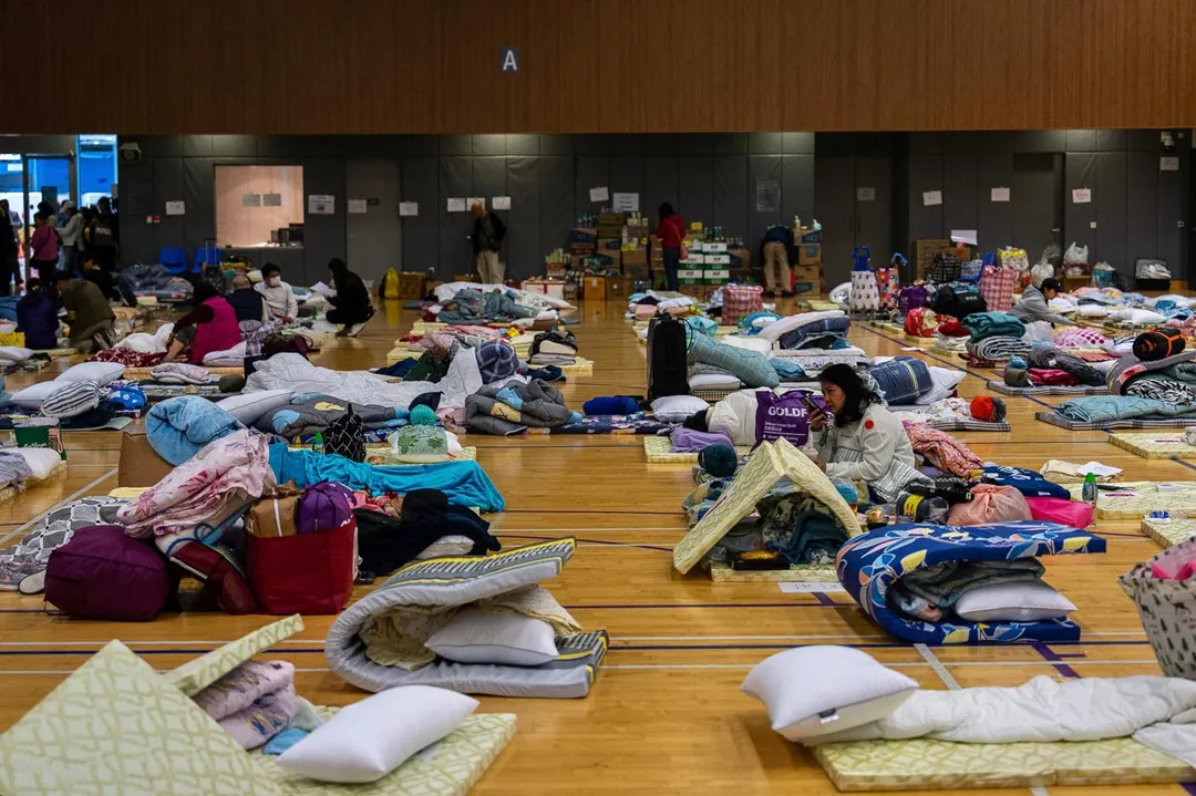 大批宏福苑住戶今在臨時避難所休息。 （圖/美聯社）