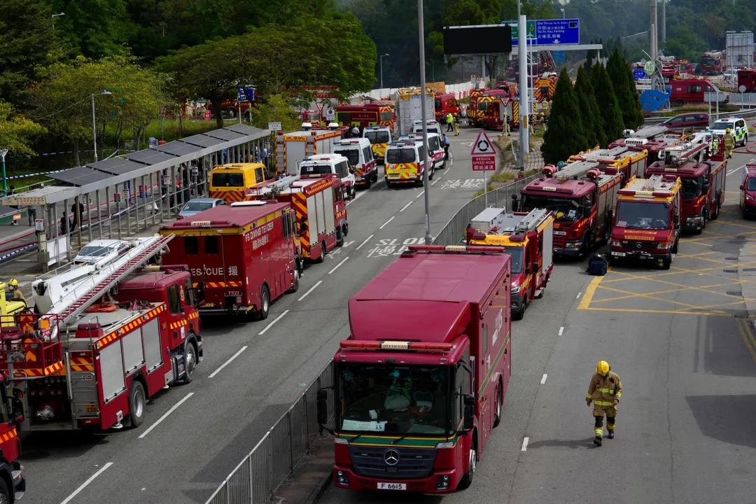 11月27日，多台消防車與救護車停在火災現場。（圖／美聯社）
