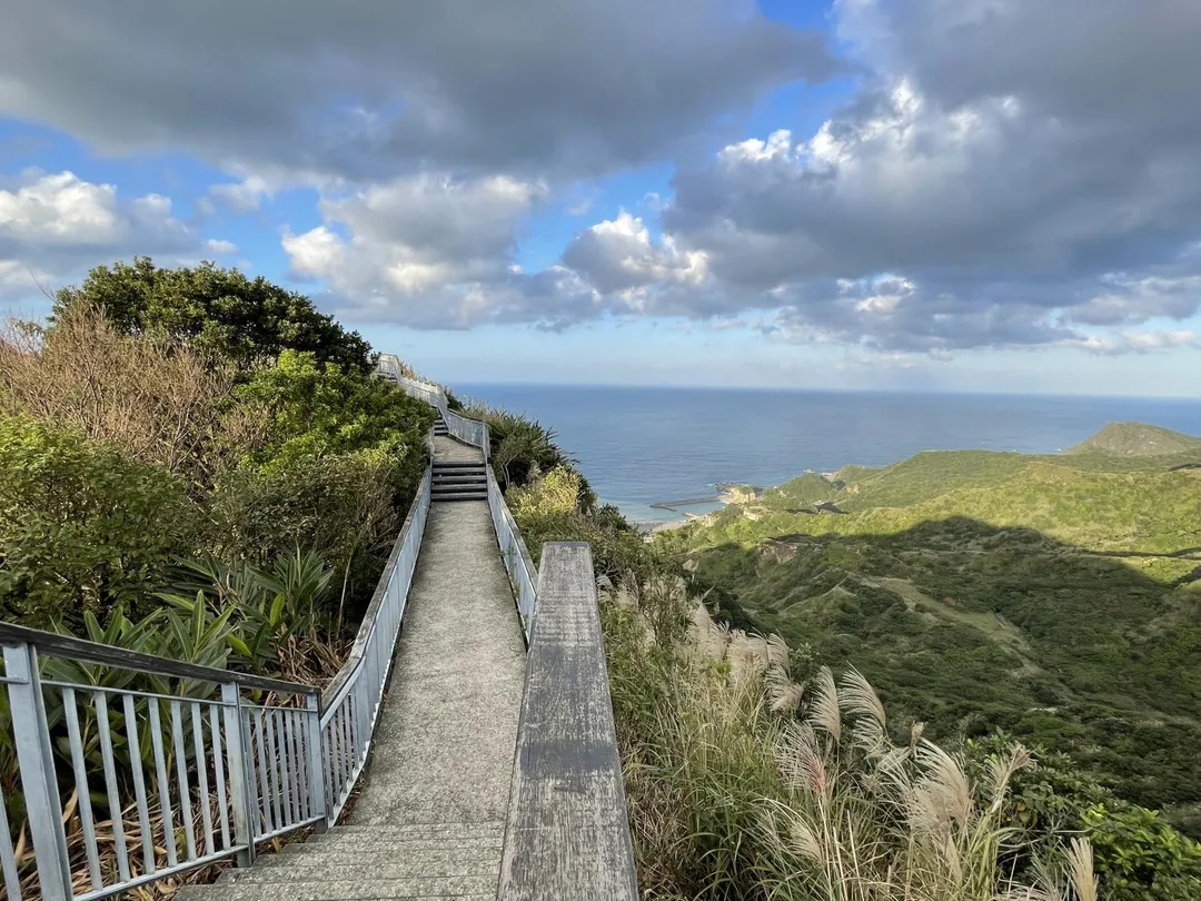 漫步在芒花環繞的報時山步道，觀景台視野開闊可輕鬆眺望陰陽海。（圖／新北市觀旅局提供）