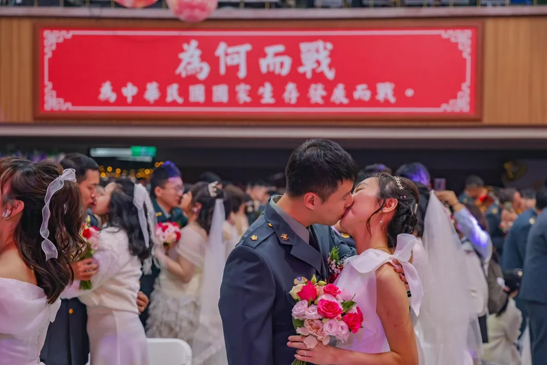 新人們在浪漫親吻中完成結婚儀式。(圖/陸軍司令部)