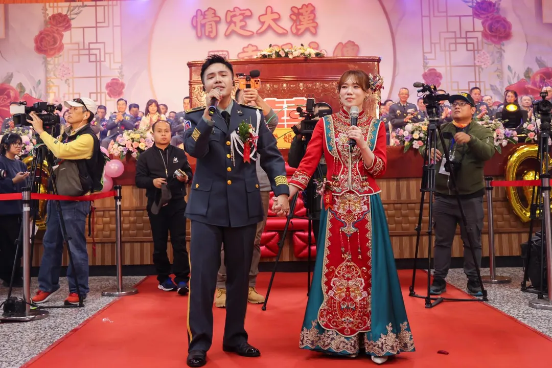 新人潘育賢中士伉儷擔任婚禮歌手。(圖/陸軍司令部)
