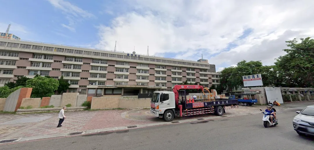 高雄老字號私校「國際高級商工職業學校」（國際商工）因少子化影響，已於2022年停招，創校74年後正式走入歷史。（資料圖／翻攝自Google街景圖）