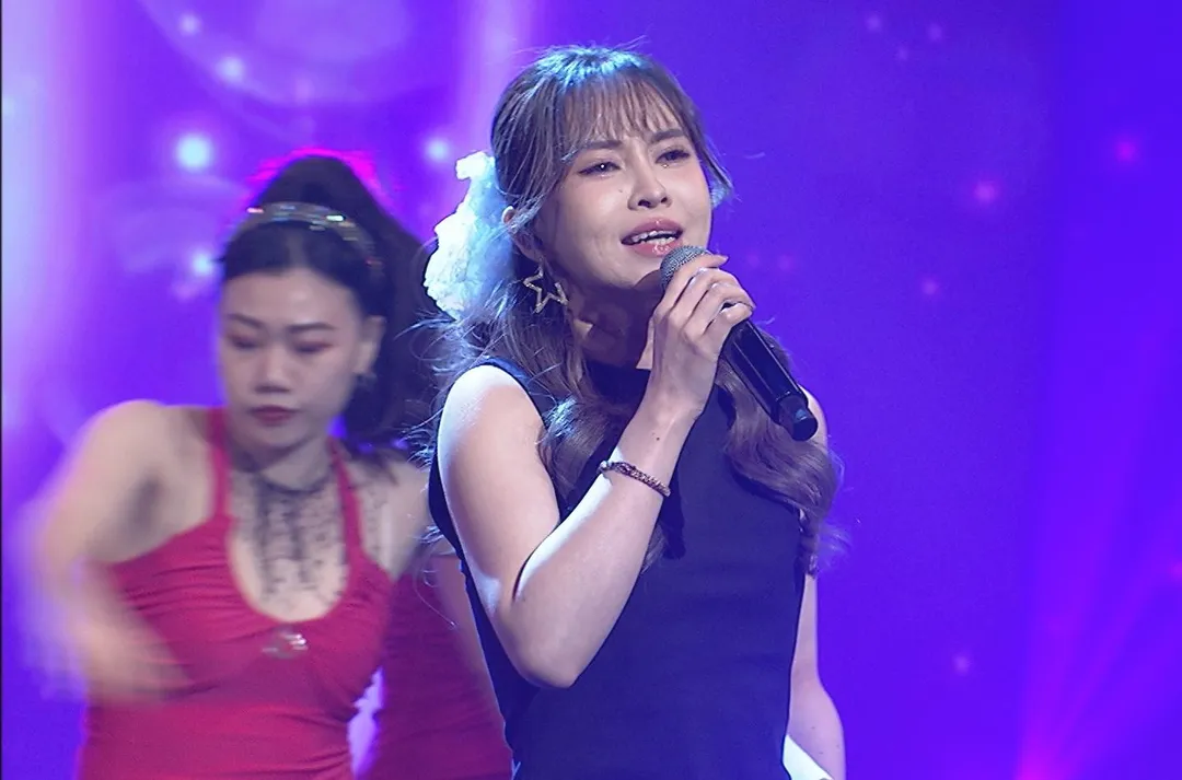 杜忻恬演唱葉璦菱的歌曲〈讓我醉別讓我心碎〉。（圖／中視提供）