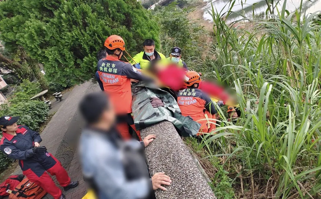 警消協助救出婦人送醫救治。（圖／翻攝畫面）