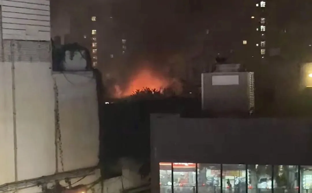 台北市萬華雙和市場晚間發生火警。(圖/翻攝自臉書「我是萬華人」)