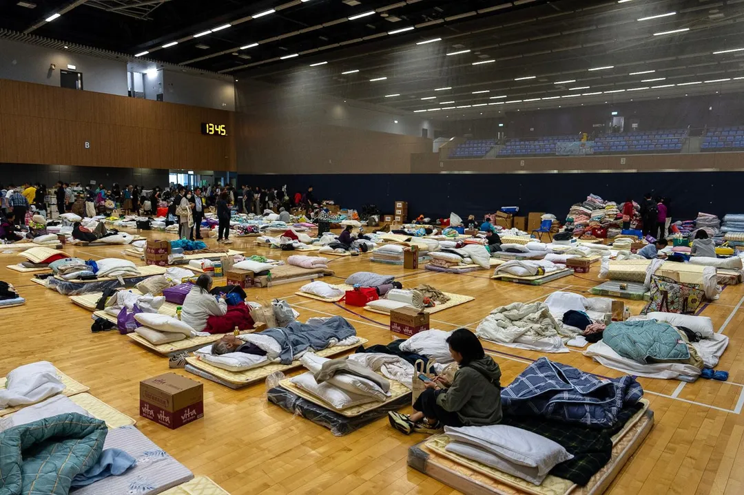 目前已有超過500名受災民眾入住庇護中心。(圖/美聯社)