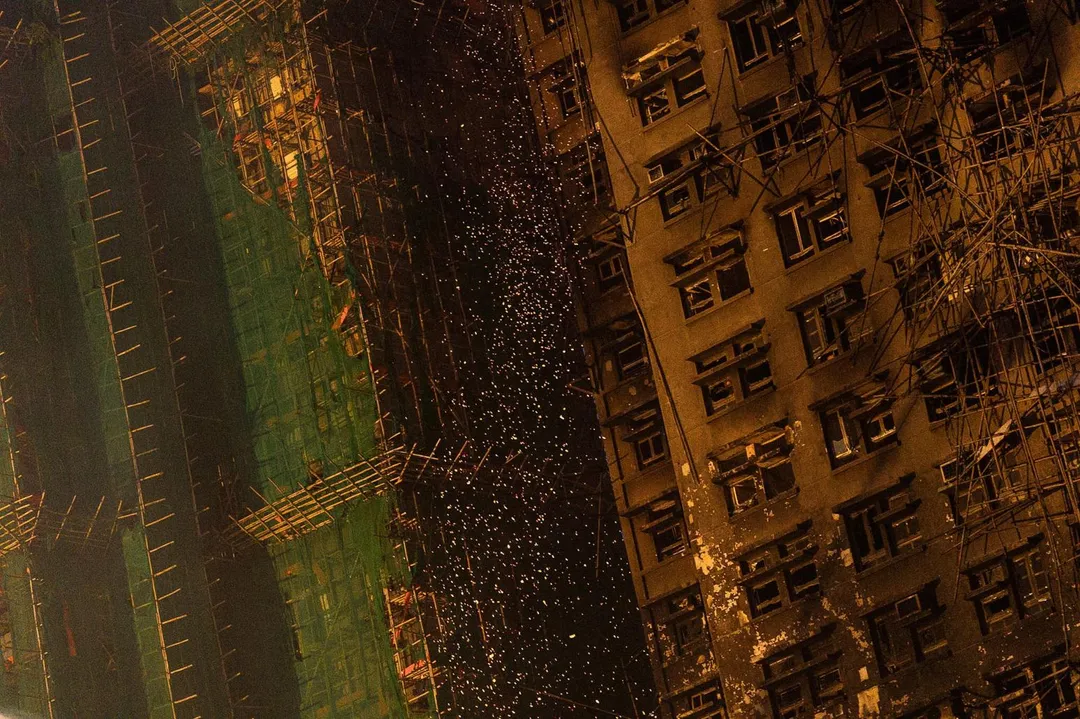 綜合港媒報導，宏福苑大火迄今已造成55人死亡，成為香港1948年以來最致命的火災。（圖／美聯社）