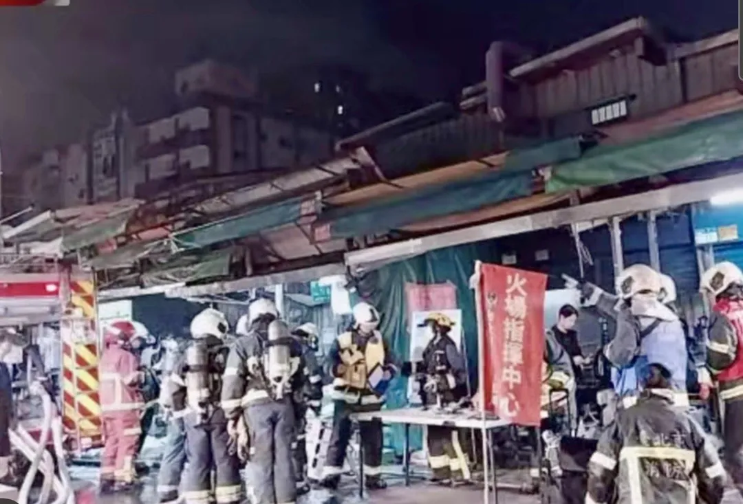 萬華雙和市場晚間發生火警警消到場灌救。(圖/翻攝畫面)